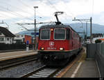 SBB - Lok 420 341-0 mit Re 6/6 11666 vor Güterzug bei der einfahrt in den Bahnhof von Schwyz am 31.08.2019