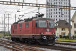 Re 420 242-0 durchfährt den Bahnhof Pratteln. Sie Aufnahme stammt vom 06.09.2019.