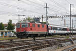 Re 4/4 II 11152 durchfährt den Bahnhof Pratteln. Die Aufnahme stammt vom 02.09.2019.