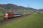Re 4/4 II 11128 mit dem bekannten Jail Train bei Riedtwil unterwegs am 7. Januar 2020.
Foto: Walter Ruetsch