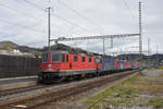 Dreifach Traktion, mit den Loks 420 336-0, 620 079-4 (kalt), 420 247-9 und 620 080-2, durchfährt den Bahnhof Gelterkinden.