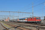 Re 4/4 II 11139 durchfährt den Bahnhof Muttenz. Die Aufnahme stammt vom 16.03.2020.