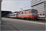 Die SBB Re 4/4 11108 wartet mit dem EC  Transalpin  nach Graz in Zürich HB auf die Abfahrt.