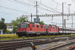 Doppeltraktion, mit den Re 4/4 II 11157 und 11152, durchfährt den Bahnhof Pratteln. Die Aufnahme stammt vom 26.06.2020.