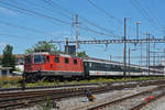 Re 4/4 II 11124 durchfährt den Bahnhof Pratteln. Die Aufnahme stammt vom 12.06.2020.