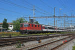 Re 4/4 II 11143 durchfährt den Bahnhof Pratteln. Die Aufnahme stammt vom 12.06.2020.