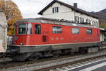 Re 4/4 II 11141, ehemals Swiss Express, im Güterverkehr.
Noch in ihren alten Tagen wechselte diese Exotin von SBB Personenverkehr zu SBB Cargo National.
Beim Zwischenhalt in Oensingen vom 28. Oktober 2020.
Foto: Walter Ruetsch