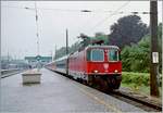 Die SBB Re 4/4 II 11195 verlässt mit dem EC  Albert Einstein  nach Praha den Bahnhof Bregenz in Richtung Lindau HBF. Im Hintergrund ist neben einem ÖBB ET 4020 auch die 1042 609-6 mit dem IR 360 nach Saarbrücken zu erkennen.

30. Mai 1995