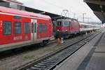 IC 483 und IC 280 in Singen (Hohentwiel) (|) - Aus der Abstellung kommend hat Re 4/4 II 11111 die Wagen des IC 483 nach Zürich HB hinter die nach Schaffhausen fahrende Regionalbahn gezogen, damit unmittelbar nach Abfahrt der RB die Wagen zum Einstieg der Passagiere in den IC an den vorgegebenen Bahnsteigbereich gezogen werden können (30.12.2020).