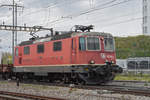 Re 420 284-2 durchfährt den Bahnhof Pratteln. Die Aufnahme stammt vom 14.04.2021.