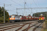 Re 420 503 von der Rhomberg Sersa Rail Group mit dem neuen Anstrich vor einem Kieszug Schlieren-Zweidlen bei der Ankunftin in Zweidlin am 18.