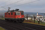 Re 4/4 II 11300 fährt Richtung Bahnhof Hornussen. Die Aufnahme stammt vom 28.01.2022.