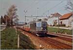 Der IC 375  Mont Blanc  Genève - Hamburg mit Kurswagen des Hispania-Express bei der Durchfahrt in Lengnau. Der Zug ist bereits auf dem zur MLB führenden Gleis um dann via Delémont nach Basel zu fahren. Meist bespannte eine Re 6/6 den IC Mont Blanc, hin und wieder kam auch, wie hier eine Re 4/4 II zum Einsatz, in diesem Fall ist hier die Re 4/4 II 11320 mit dem IC 375 von Lausanne nach Delémont unterwegs. 

Analog Bild / 29. April 1984