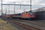 Re 420 235-4 durchfährt den Bahnhof Gelterkinden. Die Aufnahme stammt vom 11.01.2022.