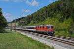 Re 4/4 II 11146 fährt Richtung Bahnhof Tecknau.