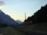 Die Sonne war schon lngst hinter den Bergen verschwunden, als diese Re 4/4 II mit ihrem Schnellzug nach Locarno die erste grosse Steigung der Gotthard-Nordrampe in Angriff nahm. Bei Erstfeld am 14.07.2007.