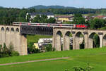 IC von Singen nach Zürich befährt das Rheinviadukt bei Eglisau.