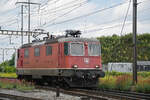Re 4/4 II 11303 durchfährt am 05.06.2024 solo den Bahnhof Pratteln.