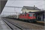 Die SBB Re 4/4 II 11254 (Re 420 254-5) fährt mit einen Güterzug durch den Bahnhof von Gland in Richtung Lausanne Triage.