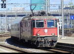 SBB - Lok 420 200 mit Nachtzugwagen bei der einfahrt in den HB Zürich am 2024.07.14