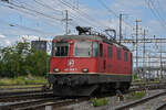 Re 420 349-3 durchfährt am 17.07.2024 solo den Bahnhof Pratteln.