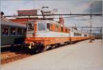 Die SBB SWISS EXPRESS Re 4/4 II 11109 fährt mit dem IC 126 (St. Gallen - Genève) ohne Halt durch den Bahnhof von Aarau. Schön zu sehen, die leicht nach innen geneigte Form der EW III, welche der vorsorglich für die geplante Einrichtung einer Neigezugeinrichtung geschuldet war. Wenige Wagen wurden dann auch damit ausgestattet, aber das Kosten Nutzen Verhältnis schien nicht zu überzeugen.  

Analogbild vom Ende September 1984