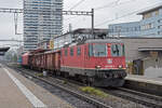 Re 420 250-3 durchfährt am 23.09.2024 den Bahnhof Pratteln.