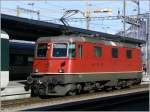 Re 4/4 II 11208 hat soeben den Rheintal Express in Chur umfahren und wartet auf den Kuppler. (29.01.2008)