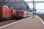 SBB Re 4/4 II 11153 mit dem IR 2178 bei der Einfahrt in Erstfeld, am 8.3.08.