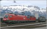 1116 179-1 und eine grne und rote Re 4/4 II vor den Kreuzbergen in Buchs SG.
