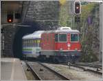 Re 4/4 II 11138 schiebt einen Voralpenexpress aus dem Bahnhof Herisau Richtung Luzern.