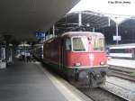 Die Re 4/4'' 11192 fhrt am 13.8.08 in Luzern an einen EC nach Mailand heran, um ihn bis Chiasso zu bespannen.