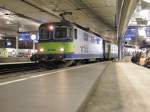 Der Berner Bahnhof heisst einfach B E R N - ohne Zusatz Hbf bzw. HB; ob es wohl fr eine Hbf/HB mehr Licht bruchte?
BLS RE 4/4 II wartet mit ihrem RE auf die Abfahrt nach Spiez - Kandersteg - Brig.
19. August 2008