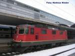 Re 4/4 II 11300 bei der Ausfahrt im Bahnhof Luzern am 15.02.09