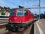 Extra Zug fr FC-ST. Gallenfans nach Neuenburg. RE 4/4 II 11225 mit RIC und EWII Wagen in St. Gallen HBf am 03.10.09.