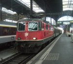 Ein Modul wird zum IR: Am 13.11.09 steht die Re 4/4  11229 im Bahnhof Basel SBB bereit, um den 4-Wagen Interregio dem Rhein entlang nach Zrich HB ziehen zu knnen.