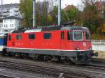 SBB - Re 4/4 11172 mit Aufgeklebter Beschriftung ,Zahlen und auf der Front das Schweizer Wappen im Bahnhof Fribourg am 09.11.2009