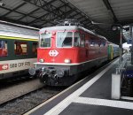 Beweis, dass die Re 4/4  11141 eine Klimaanlage und einen neuen Anstrich (!) bekommen hat.  Fr die SBB finde ich das DIE Re 420 Lakierung. (mit dem Logo) Bei den Seitenanschriften und bei den Stirnnummer wurde gespart und nur mit  Glanzklebern  begngt. Ausserdem hat die 11133 neu eine Zwilingsschwester. Am 07.12.09 sah ich noch die grne 11161, bei der nun auch eine Klimaanlage eingebaut wurde.