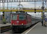 Re 4/4 II 11136 fhrt am 27.12.09 in den Hauptbahnhof von Zrich ein. (Hans) 