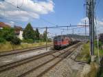 Die Re 4/4'' 11171 zog am 13.7.05 einen Kesselwagenzug bei Winterthur Grze vorbei.