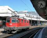 In Deutschland ein April-Scherz in der Schweiz Realitt: die ex Swiss-Express Re 4/4 II 11141, die schon Schrottplatzluft geschnuppert hat, erstrahlt in neuem Rot...
Lausanne, den 6. April 2010