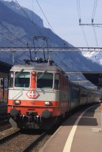 11108 EX - Swissexpresslok fhrt mit einem IR in Erstfeld ein um nachher den Gotthard zu bezwingen.