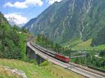 IR 2282 (Locarno-Zrich HB), gefhrt von einer Re 4/4 II bremst die Kehren bei Wassen hinunter. Hier berquert er soeben die Mittlere Meienreussbrcke. (21.Juli 2010)