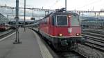 Am Morgen des 25.08.10 ist die Re 4/4  11300 beim IR nach Basel vorbespannt. Der Zug wurde von 7 auf 14 Wagen, also um 100% verlngert.