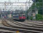 SBB - Re 4/4 11211 vor Personenwagen abgestellt im Bahnhofsareal von Neuchatel am 08.08.2010