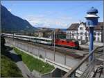 IR2420 VoralpenExpress mit SBB Re 4/4 II verlsst Arth Goldau Richtung Luzern und hat soeben die Querhalle der Rigibahnen unterquert.