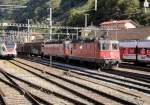 Die Re 4/4  11321 zieht am 14.10.10 gemeinsam mit der Re 6/6 11604  Faido  einen Gterzug ber das Gleisvorfeld des Bahnhofs Bellinzona.