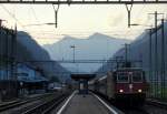 Ein letzter IR nach Bellinzona (-Chiasso), der Ambri-Piotta am 16.09.11 bei Tageslicht durchfhrt, wird von der Re 4/4  11223 bergab gezogen.