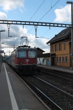 Hier schiebt eine Re 4/4 ihren Ersatz IR am 9.10. aus dem Bahnhof Hindelbank in Richtung Bern.