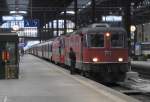 Eine Re 4/4 II 11136 steht mit einer anderen Lok in Basel SBB. Das Gespann wird gleich einen IR nach CHur bringen. 06.11.2011